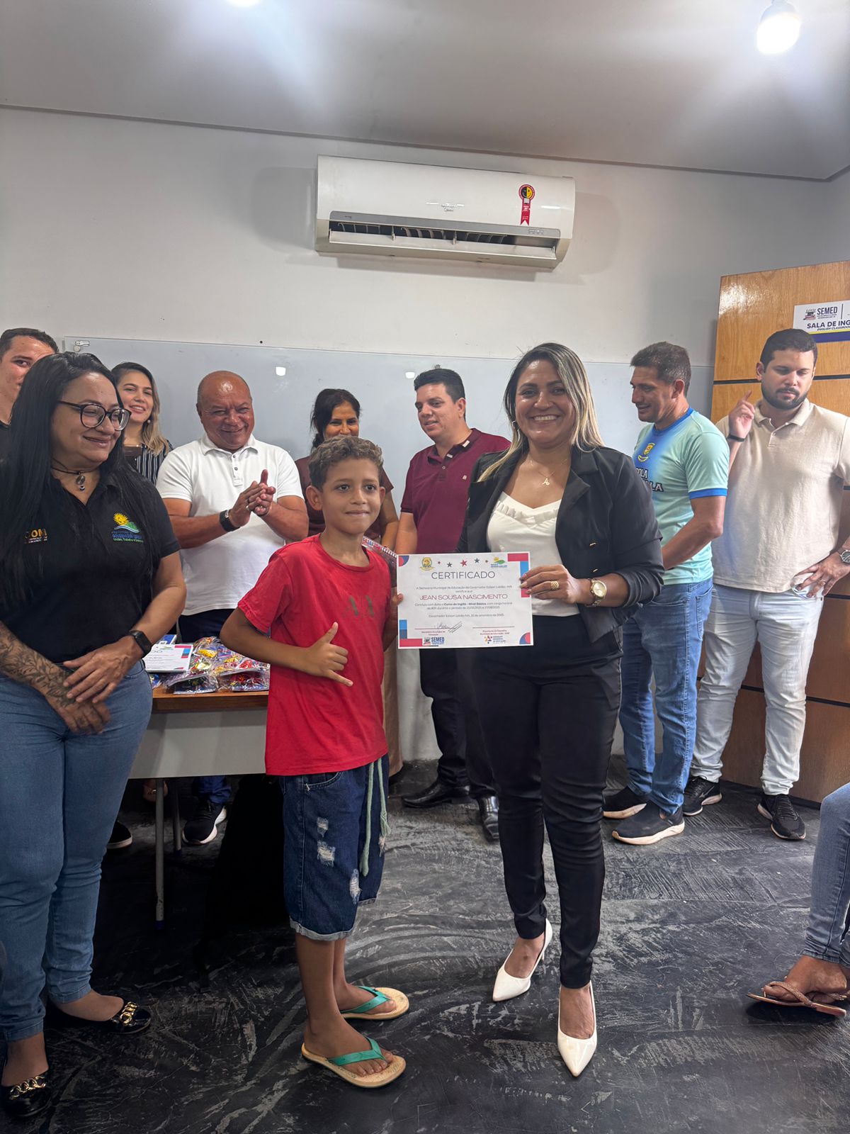 Entrega de certificados para os alunos do Curso de Inglês da Biblioteca Municipal Antônio José...