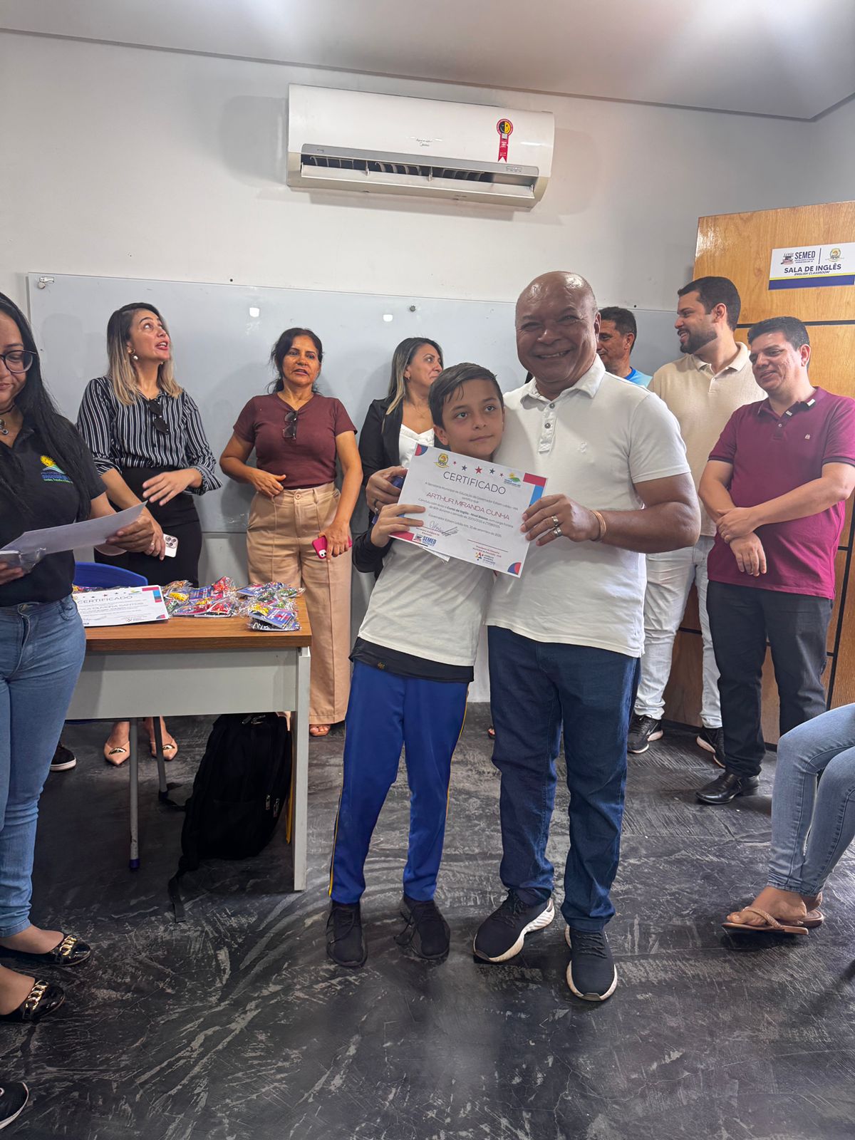 Entrega de certificados para os alunos do Curso de Inglês da Biblioteca Municipal Antônio José...