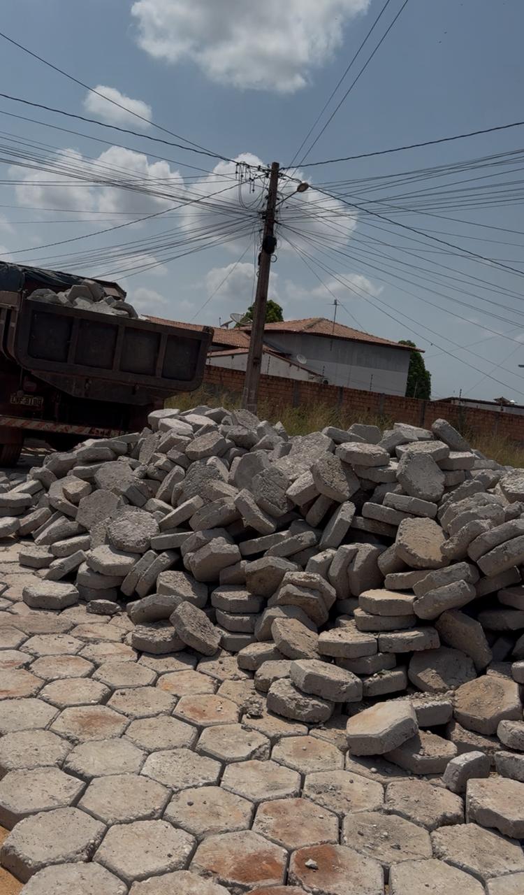 Vila Edinho avança com obras de bloqueteamento na Rua Dom Pedro II