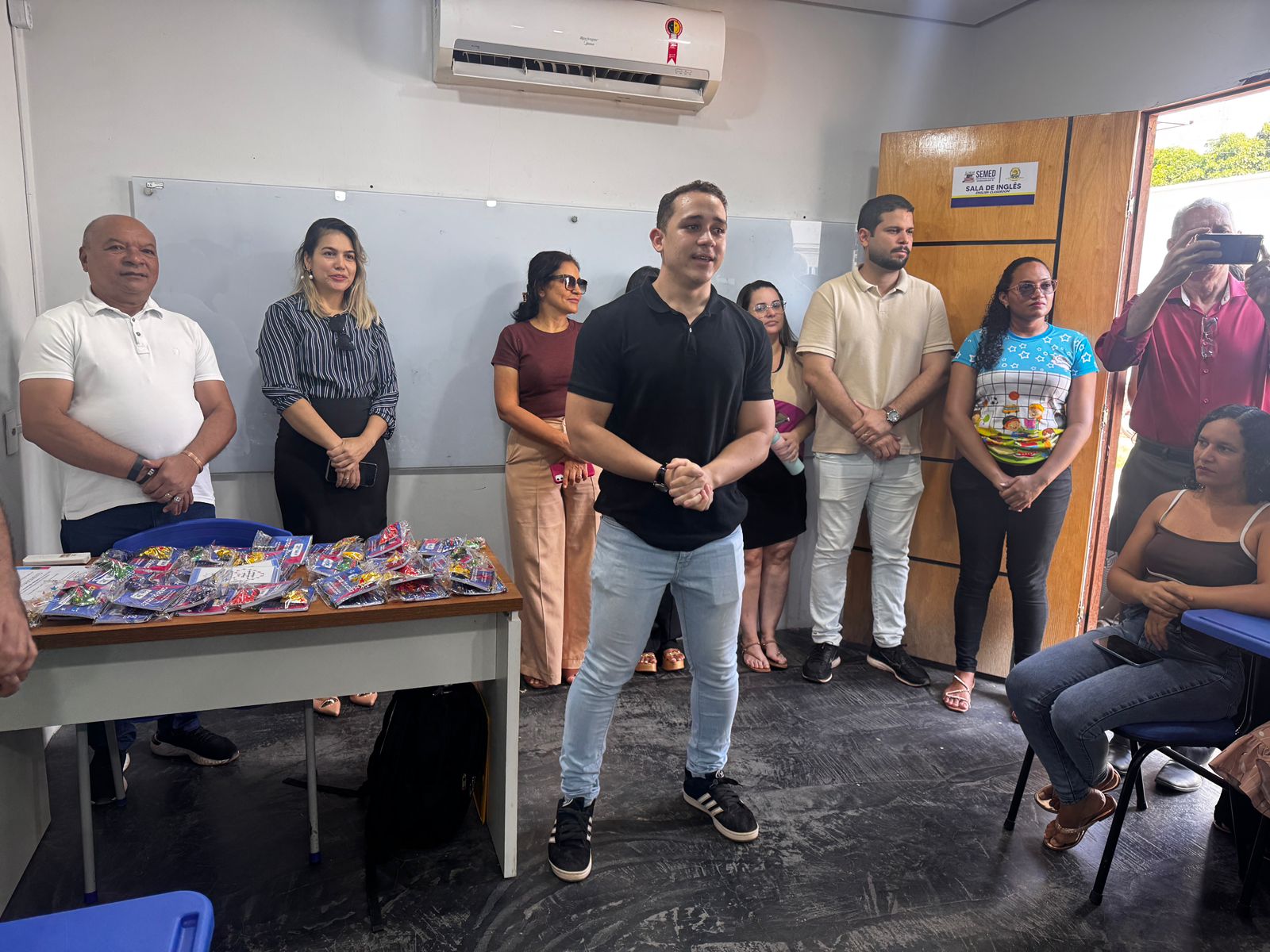 Entrega de certificados para os alunos do Curso de Inglês da Biblioteca Municipal Antônio José...