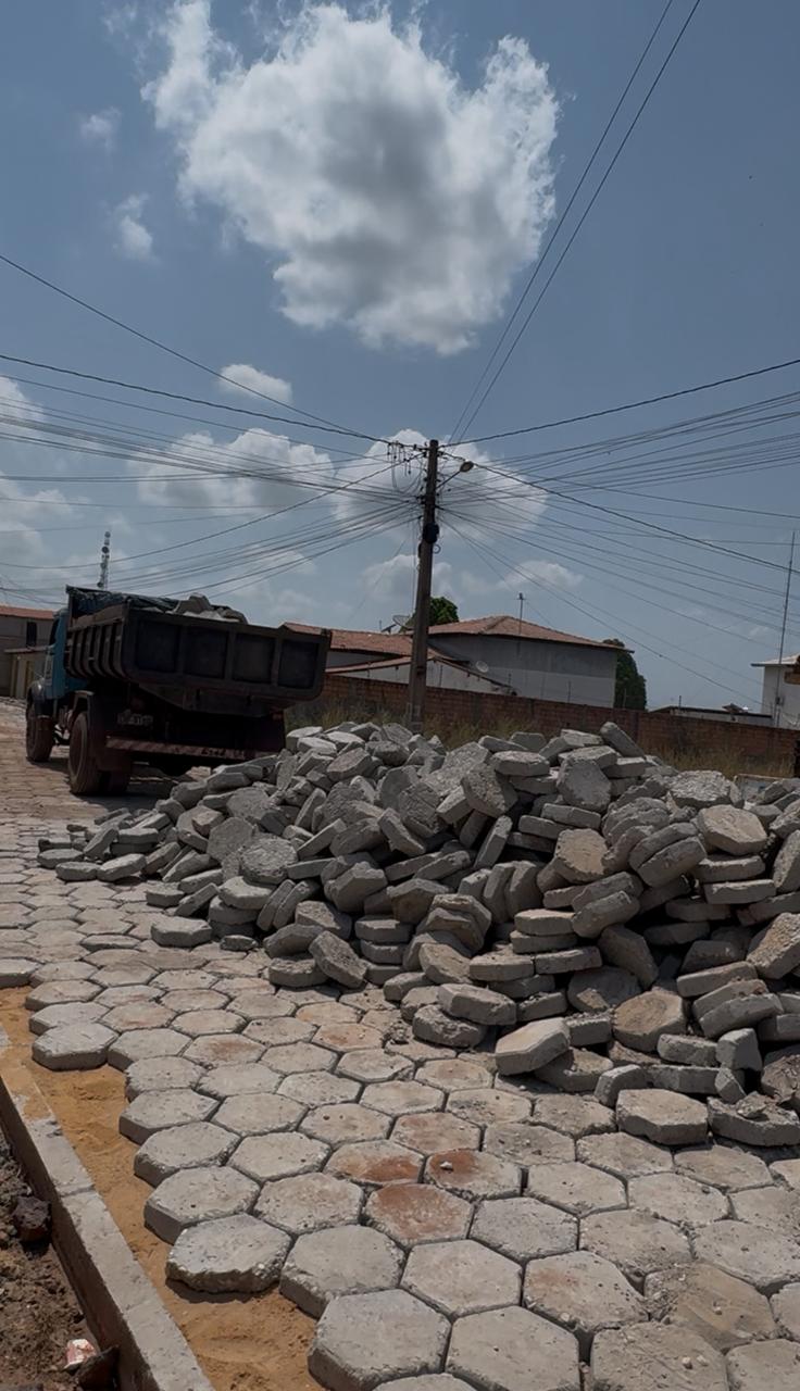 Vila Edinho avança com obras de bloqueteamento na Rua Dom Pedro II