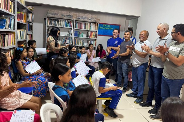 Educação que transforma: Prefeitura certifica alunos em curso gratuito de inglês