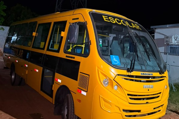 Governador Edison Lobão recebe novo ônibus escolar com acessibilidade