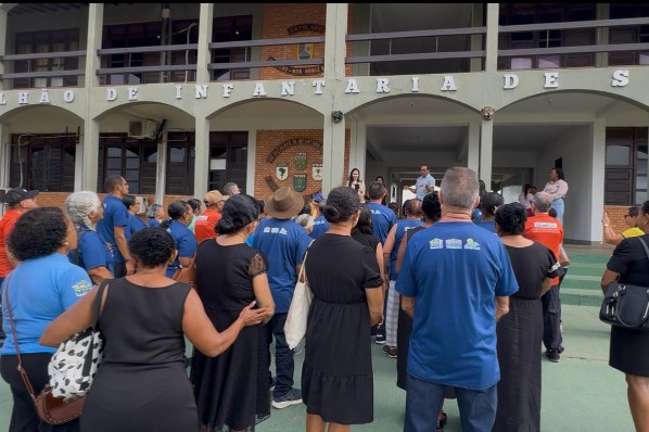 Idosos atendidos pelo CRAS participam de visita ao 50º Batalhão de Infantaria de Selva