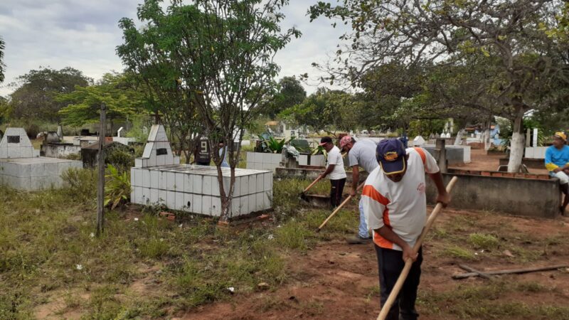 Equipes trabalham na limpeza do Cemitério e dos bairros