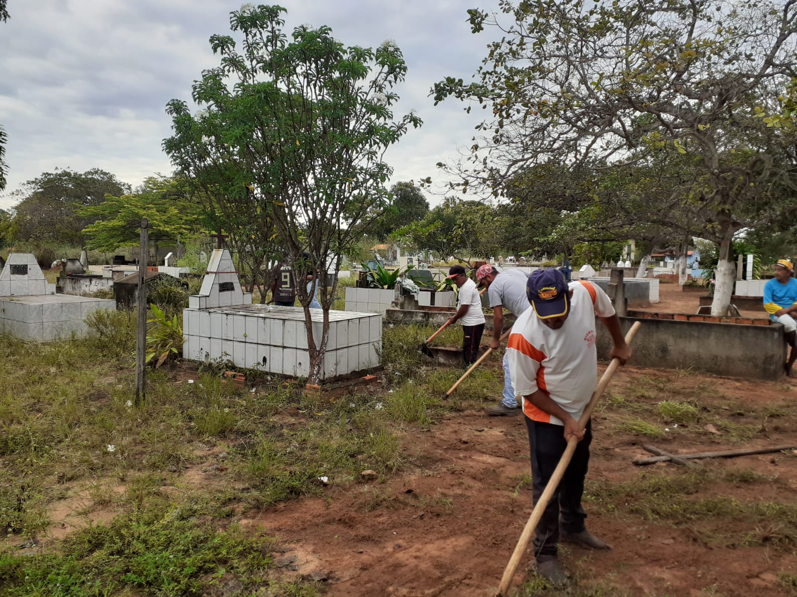 Equipes trabalham na limpeza do Cemitério e dos bairros