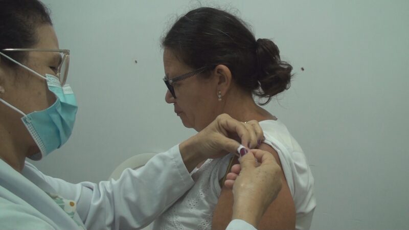 Idosos recebem 4ª dose de vacina contra a Covid-19 e vacina contra a gripe