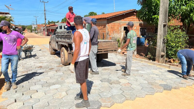 Ruas da sede do município e povoado Bananal recebem bloqueteamento feito pela prefeitura