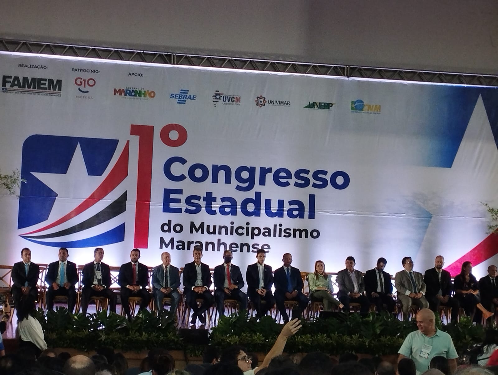 Prefeito, vice-prefeito, secretários e assessores e representante do Legislativo no Congresso Municipalista