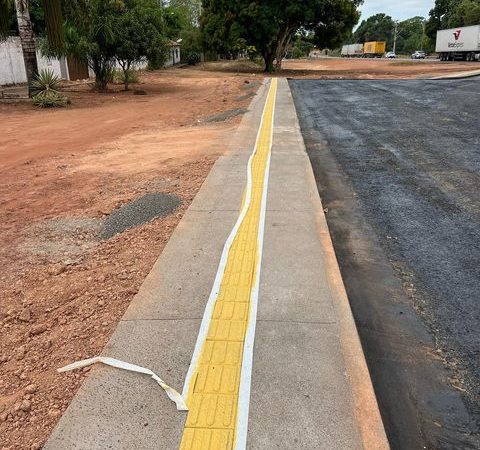 Prefeitura implanta sinalização com acessibilidade no calçadão da Avenida Bernardo Sayão