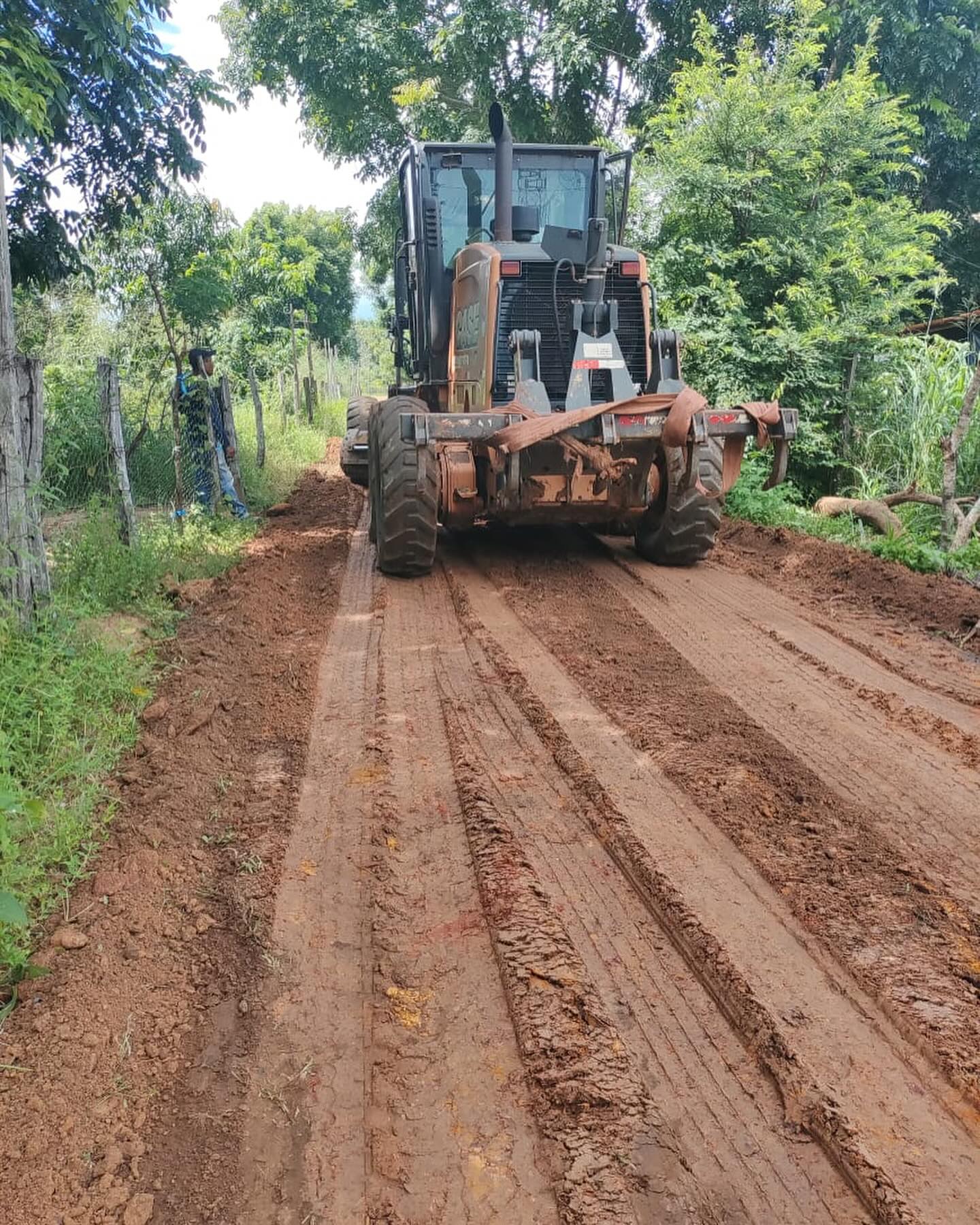 Ruas da sede do município e do Bananal, além de estradas de acesso às comunidades rurais recebem serviços de melhorias