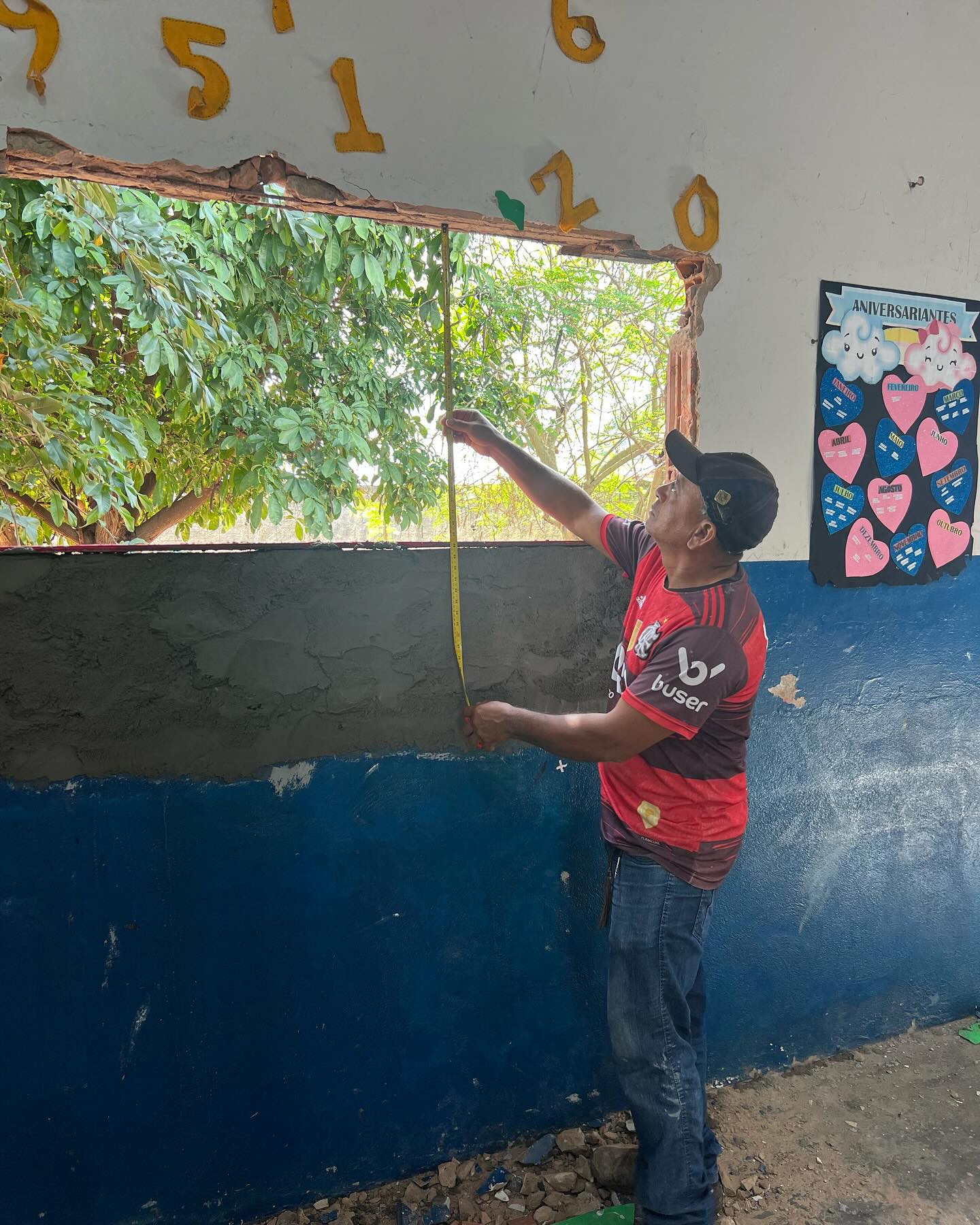 Prédio da escola Santa Rita no bairro Getat está recebendo janelas de Blindex nas salas de aula