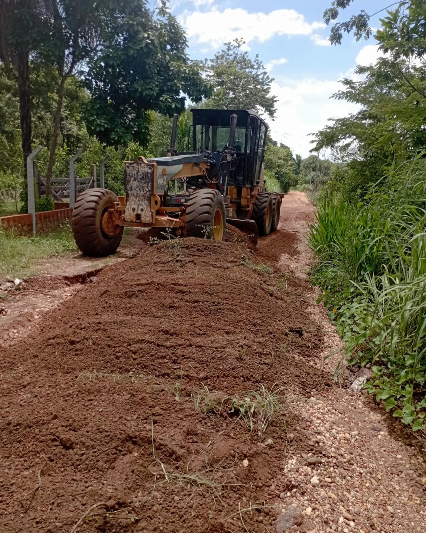 Ruas e estradas de acesso do povoado Setor Agrícola recebem melhorias com serviços de limpeza e piçarramento