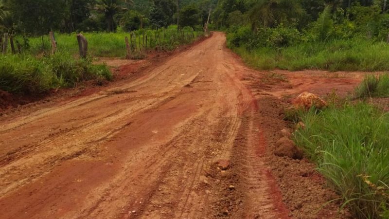 Recuperação de trechos da estrada de acesso à Vila Palmares na rota do transporte escolar para facilitar o acesso da população