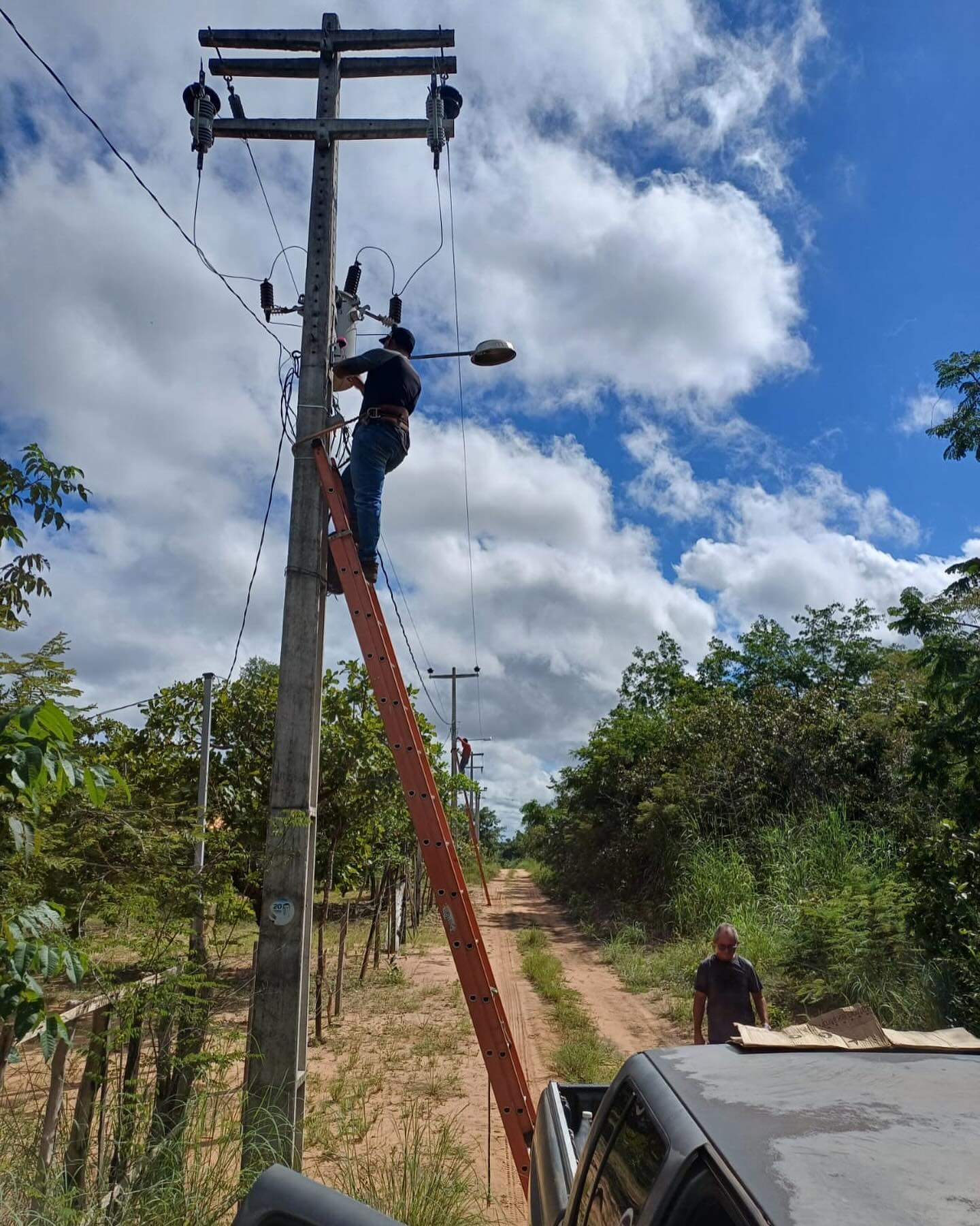 Serviço de iluminação pública recebe manutenção nas luminárias na área do Setor Agricola e Chapada