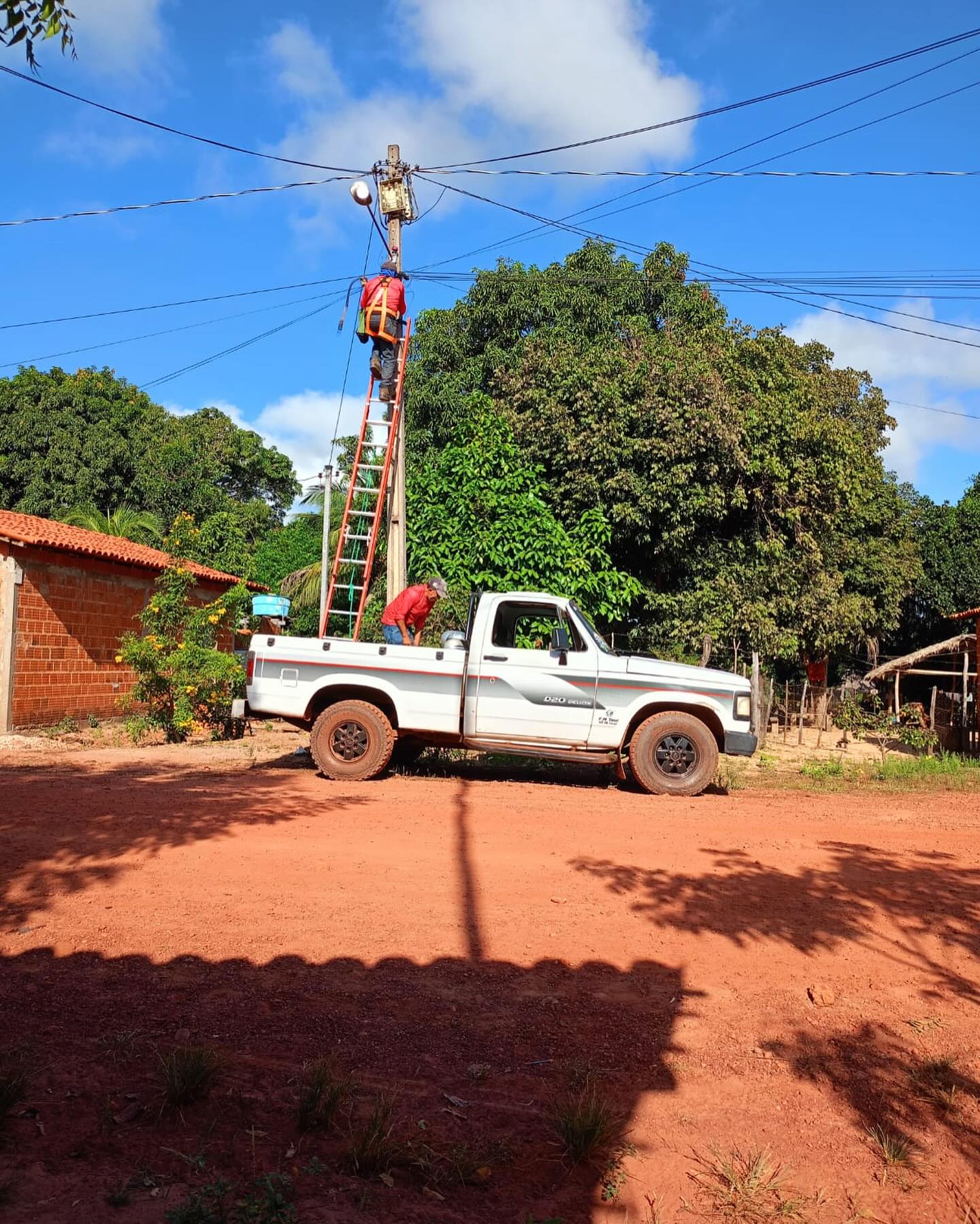 Serviço de iluminação pública recebe manutenção para troca de lâmpadas e luminárias no Assentamento Palmares