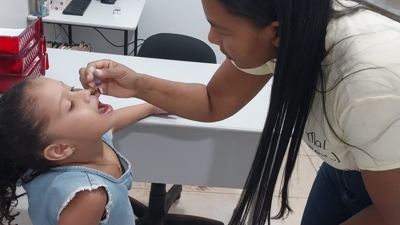 Dia D de vacinação contra Poliomielite mobilizou pais e responsáveis a levar crianças menores de 5 anos para tomar as gotinhas da vacina