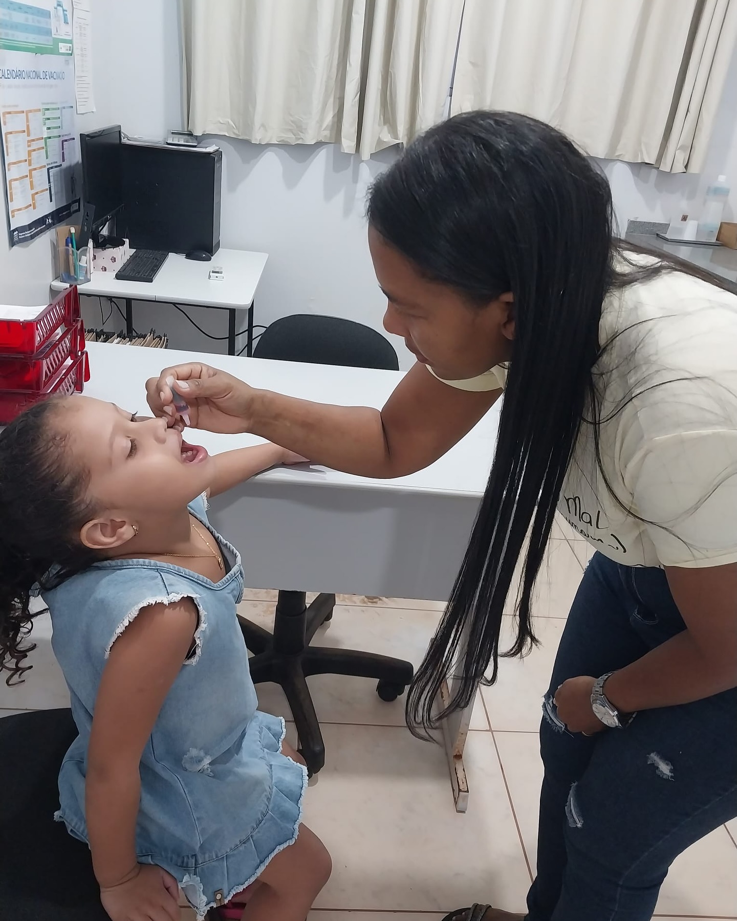 Dia D de vacinação contra Poliomielite mobilizou pais e responsáveis a levar crianças menores de 5 anos para tomar as gotinhas da vacina