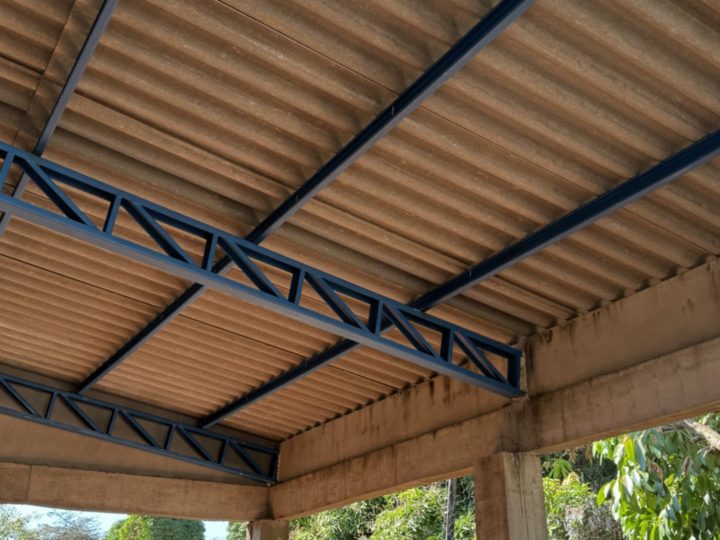 Obra de construção do novo prédio da escola Antônio Rayol receber cobertura do teto: próximo passo será colocar piso e portas